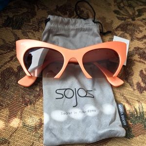 Cat-Eyed Women’s Sunglasses